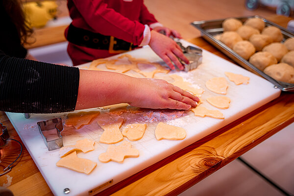 Weihnachten im Marienhöh kinder backen plätzchen