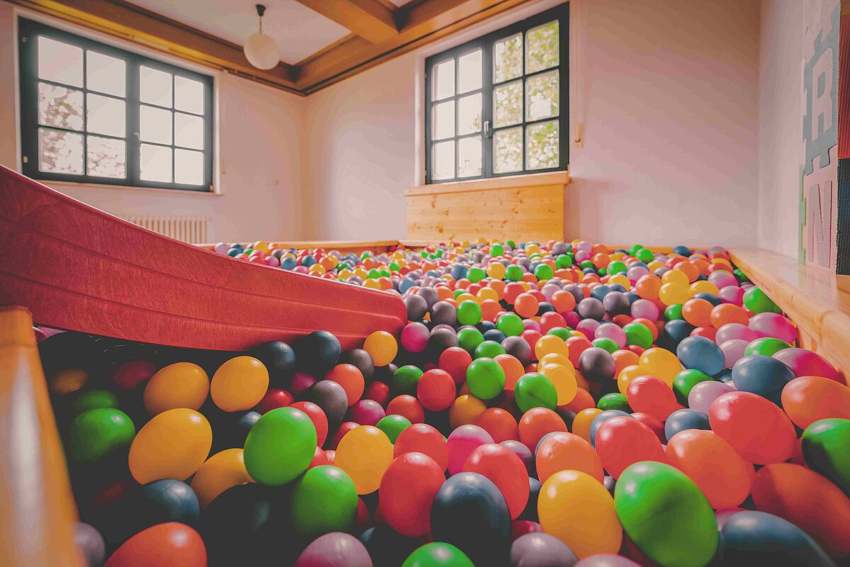 Buntes Baellebad mit Rutsche