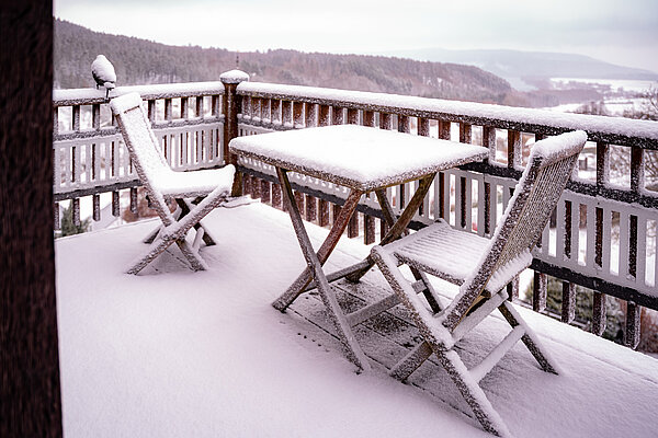 Verschneiter Balkon im Marienhöh im Winter