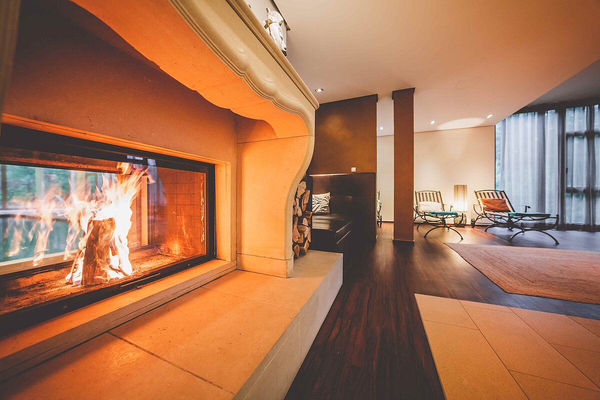 Blick auf den Kamin und in den Ruheraum des Spas