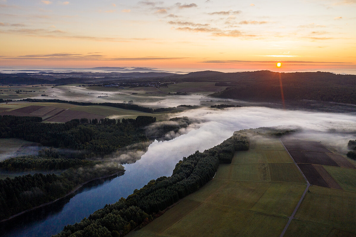 Landschaft vom Marienhoeh aus mit Blick auf Felder und Stausee.