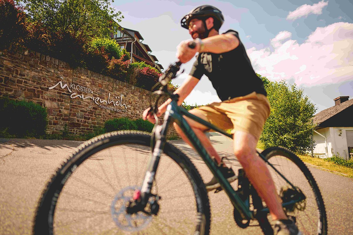 Fahrradfahrer vor dem Hotel