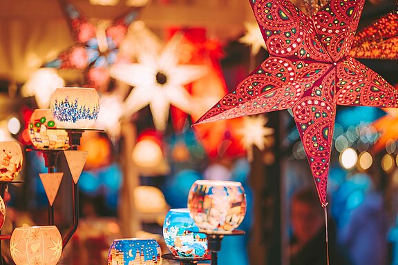 Weihnachtsstern und Fackeln