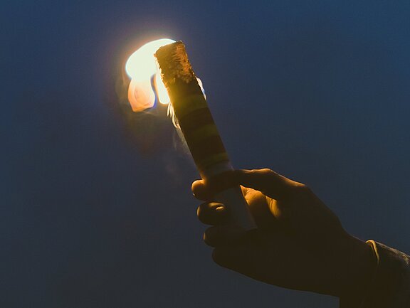 Brennende Fackel in Hand