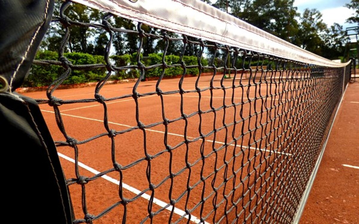 Tennisnetz auf Tennisplatz