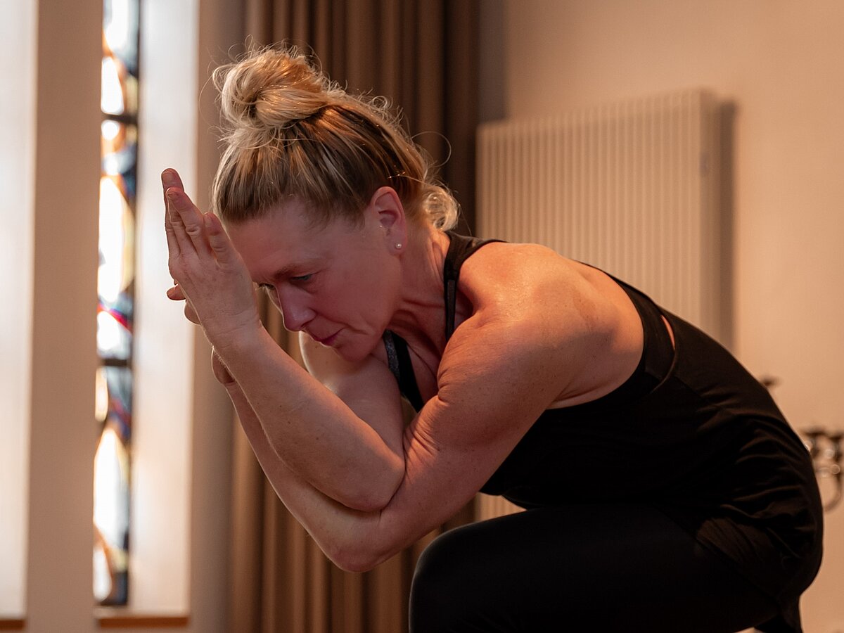 Yogalehrerin in Yogapose