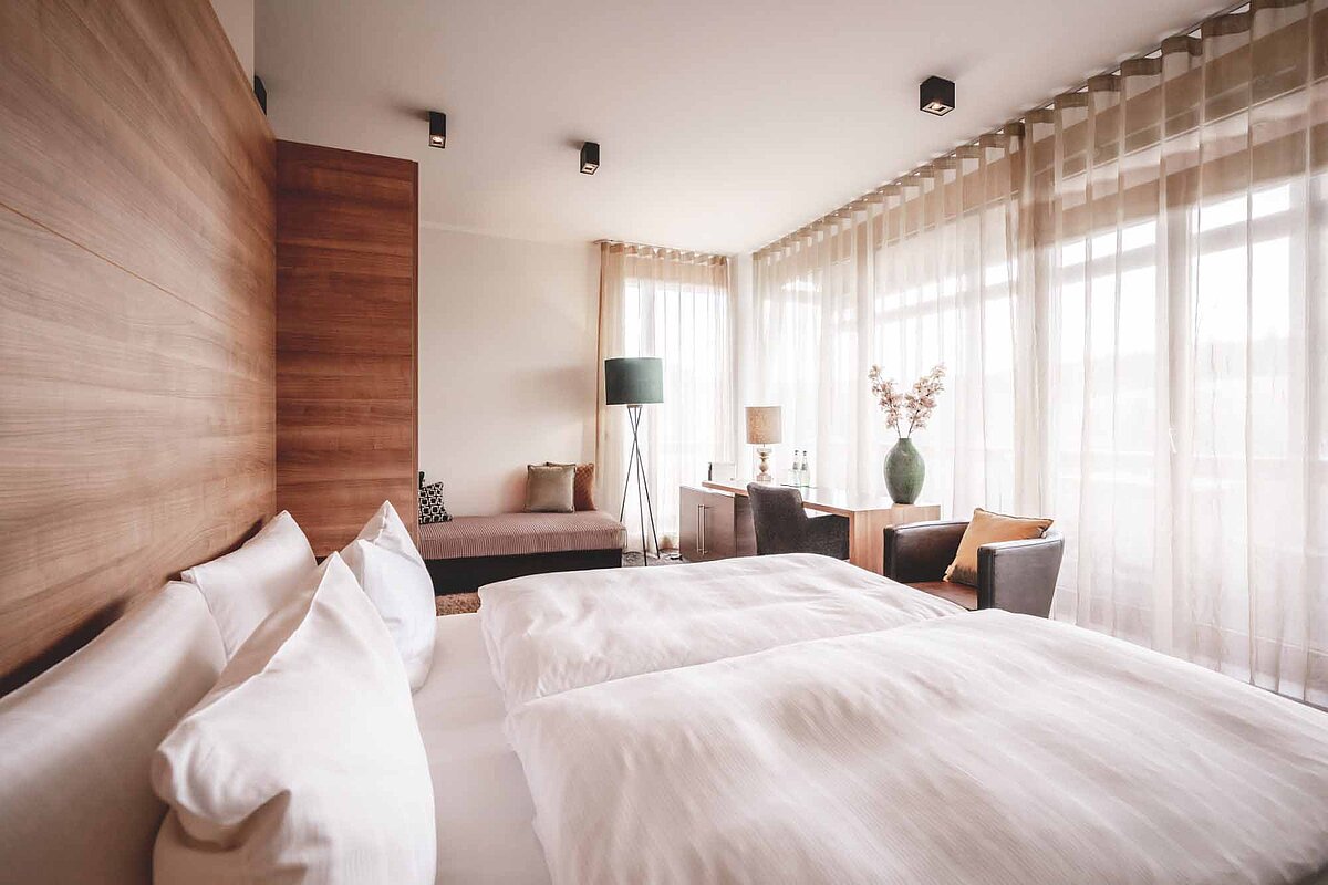 Junior-Suite mit Balkon und Schreibtisch