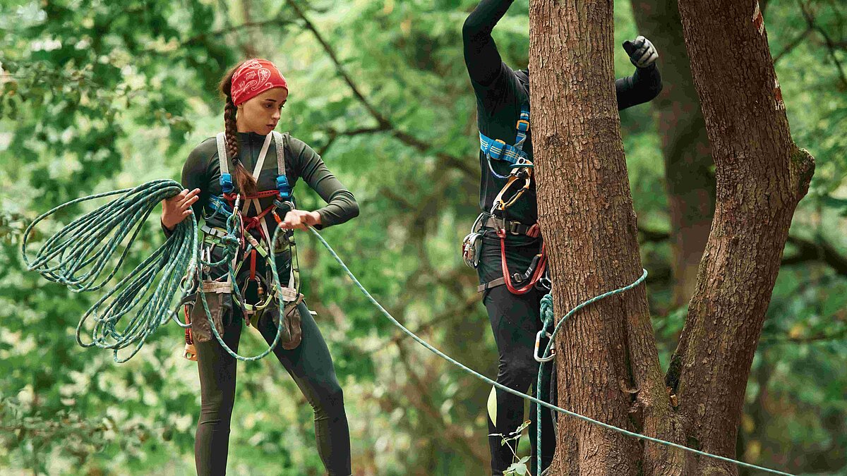 Klettern im Wald Vorbereitung zwei Personen