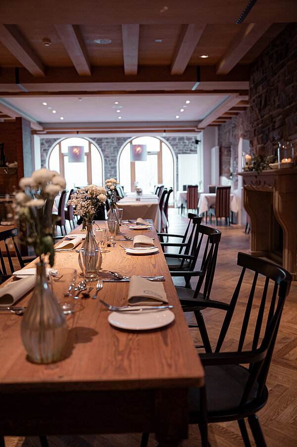 Restaurant mit langer Tafel 