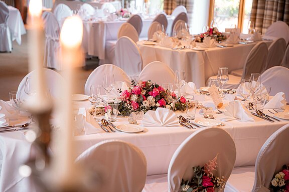 Gedeckte und dekorierte Hochzeitstische