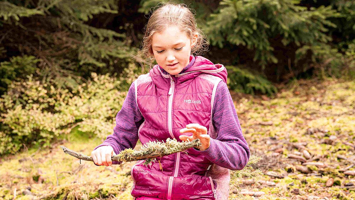 Maedchen im Wald am spielen