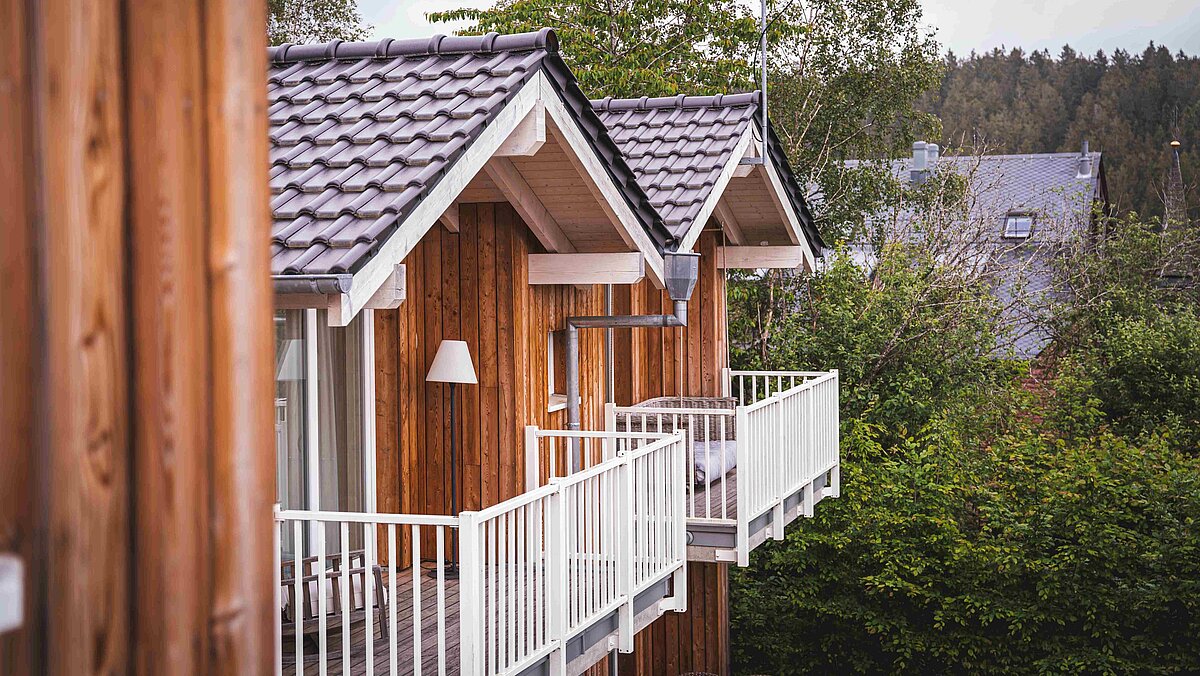 Blick auf Balkone der Chalets