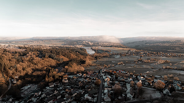 Drohnenaufnahme zur Talsperre im Winter
