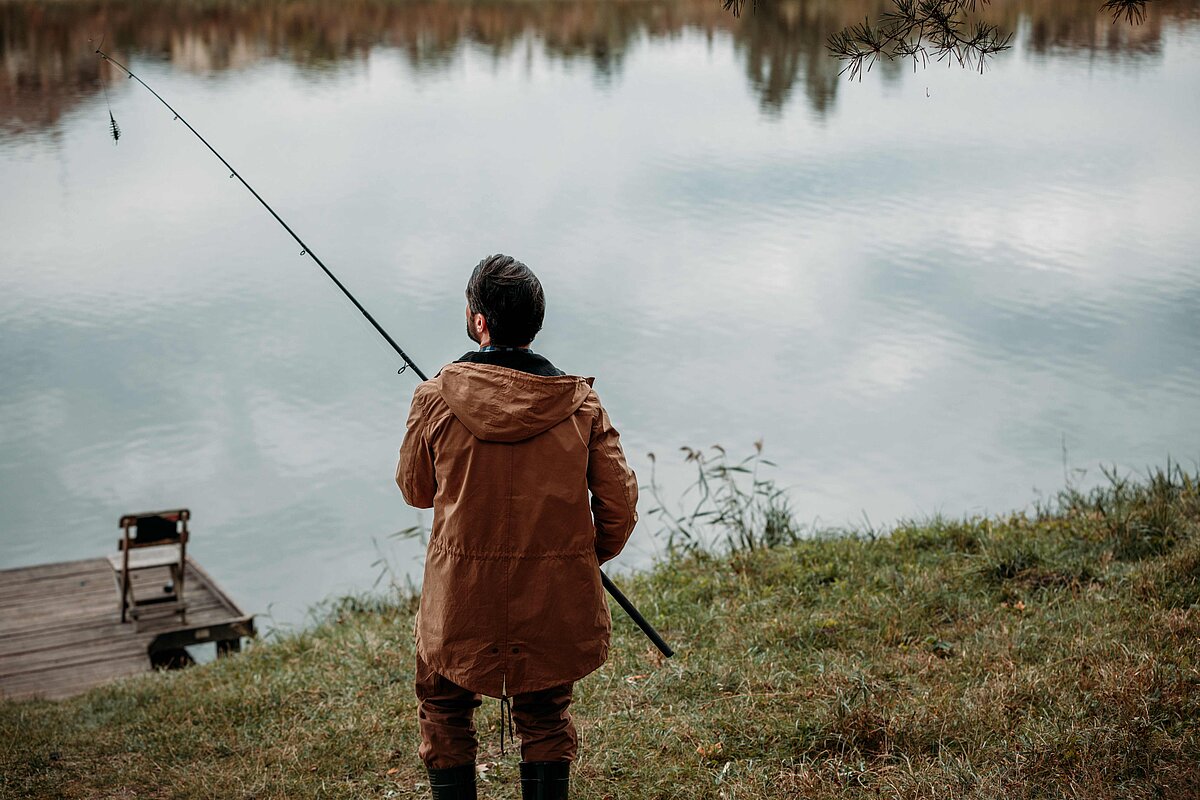 Fischer mit Angler am See