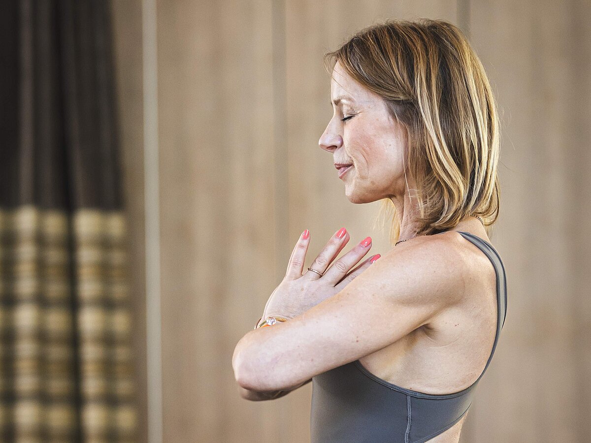 Yogalehrerin die meditiert