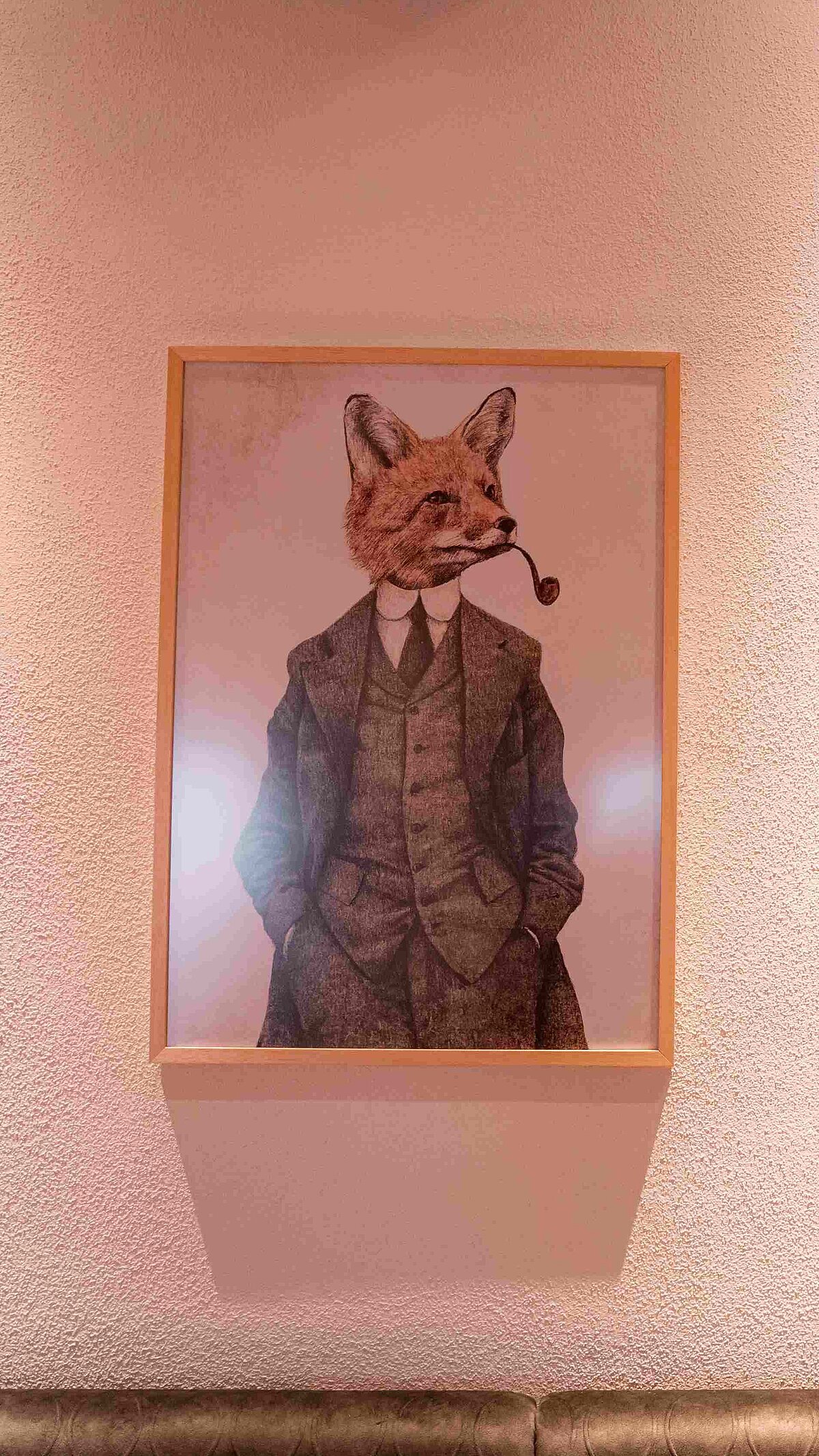 Blick auf Steinwand mit fünf Bilderrahmen die Wladtiere zeigen, welche menschenkleidung tragen.