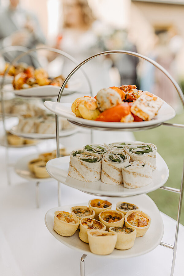 Dreistoeckige Etagere mit Fingerfood