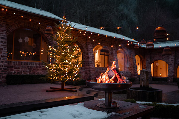 der kreuzgarten Marienhöh an weihnachten mit weihnachtsbaum