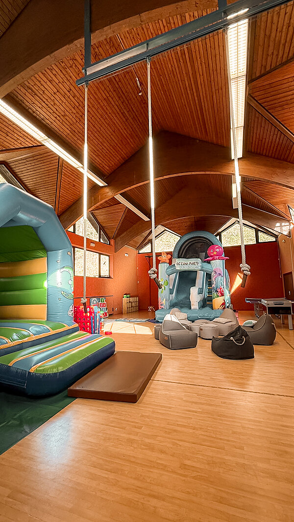 Indoorspielplatz mit Hüpfburg und Seilen zum schaukeln