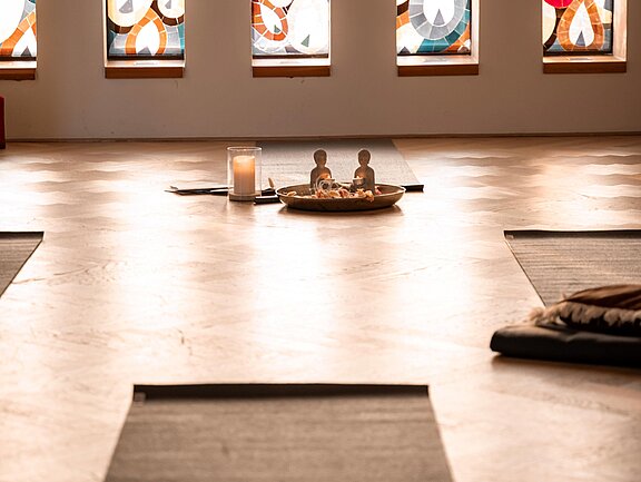Yoga in der Kapelle