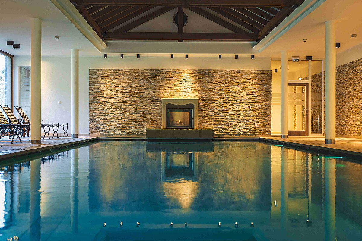Pool mit Kamin im Hintergrund