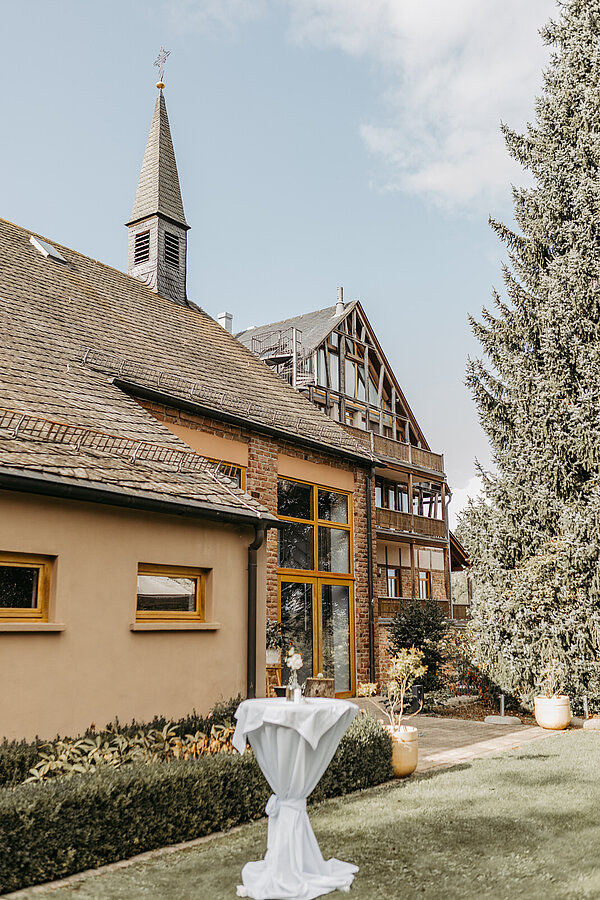Garten mit Blick auf Kapelle