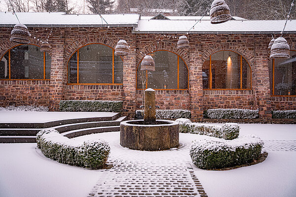 Brunnen im Kreuzgarten vom Marienhöh im Winter