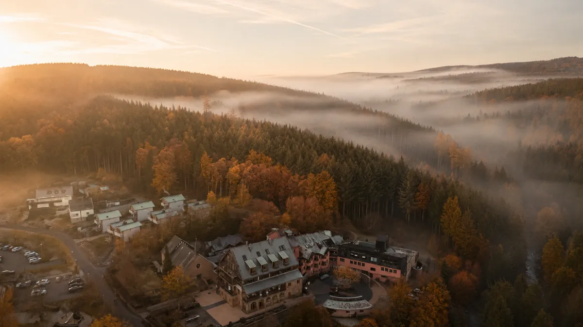 Das Marienhöh im Herbstnebel über den Wäldern des Hunsrück