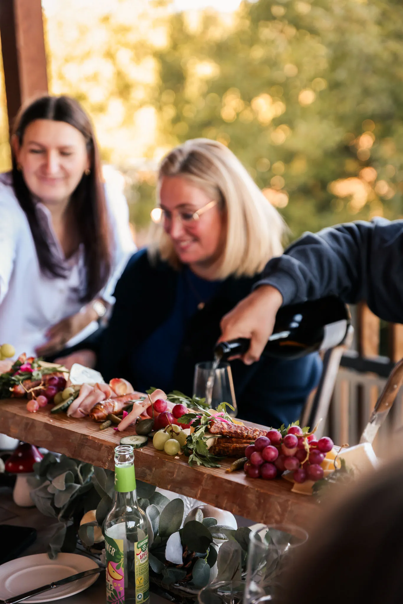 Geburtstagsfeier mit Freunden an der langen Tafel im Marienhöh