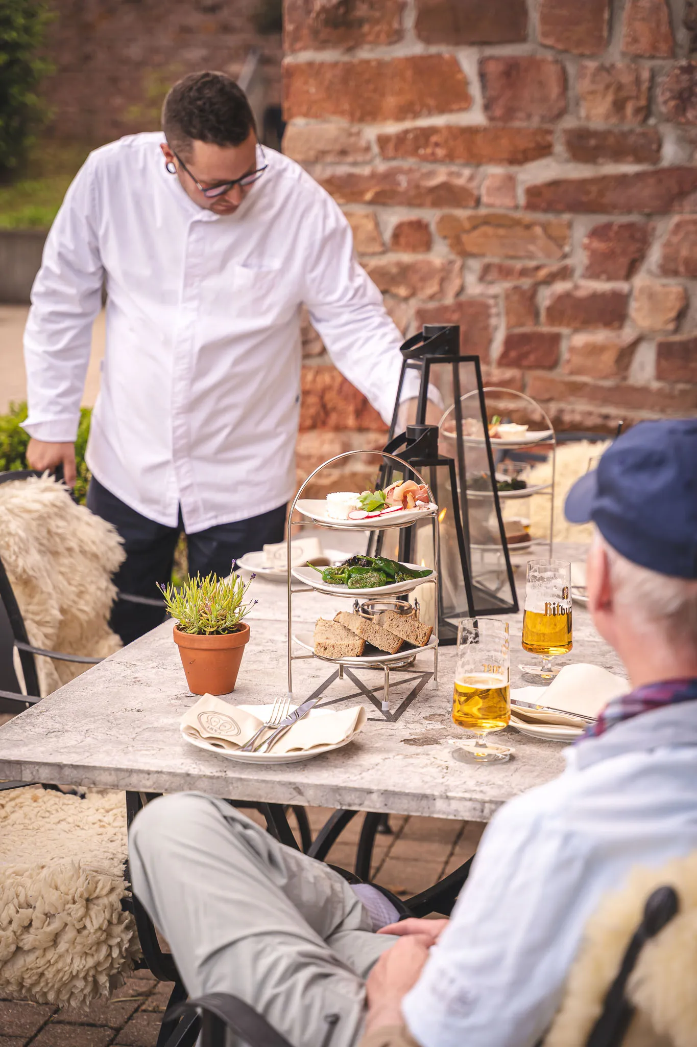 Küchenchef serviert beim Familientreffen auf der Terrasse des Marienhöh