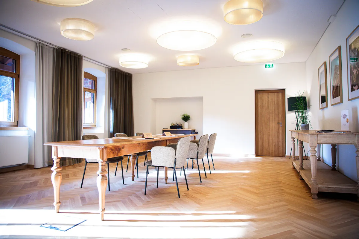 Tagungsraum Modus mit langer Tafel im Marienhöh
