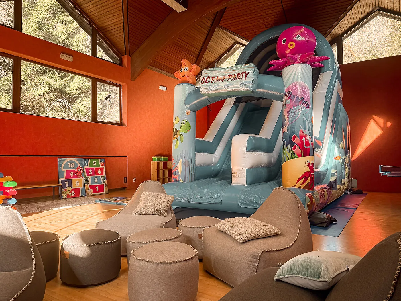 Indoorspielplatz mit Hüpfburg im Marienhöh