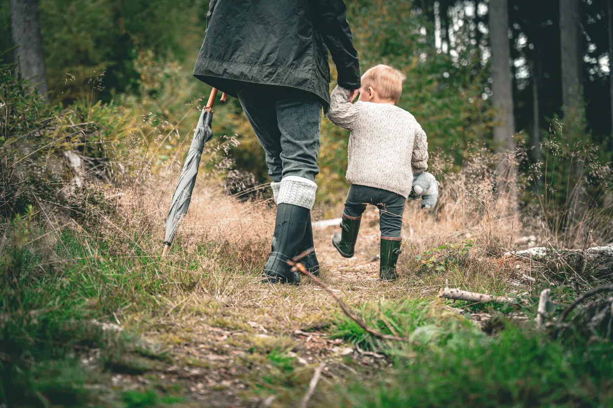 Kind und Mutter entdecken den Wald am Marienhöh