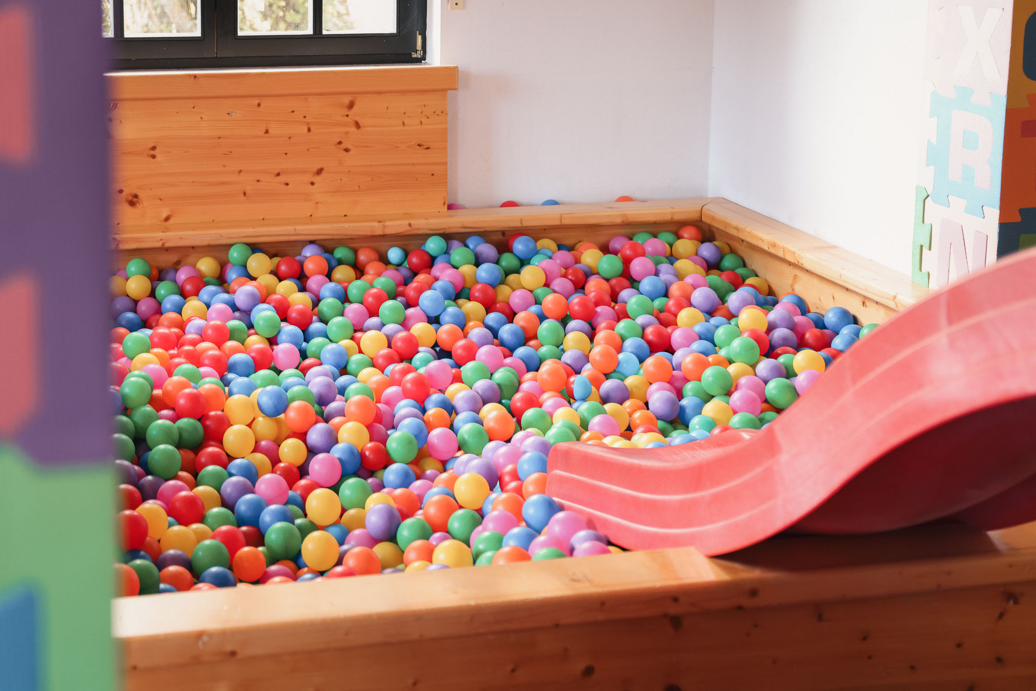 Buntes Bällebad mit Rutsche im Marienkäferclub