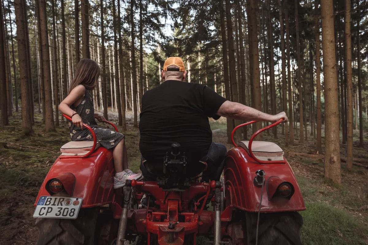 Traktorfahrt durch den Wald im Hunsrück