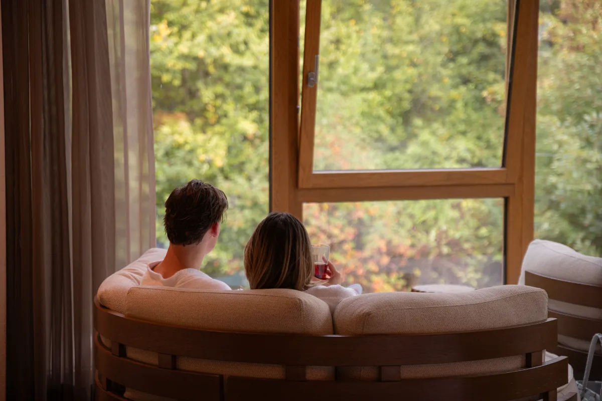 Paar im Ruheraum mit Panoramafenster im Spa des Marienhöh
