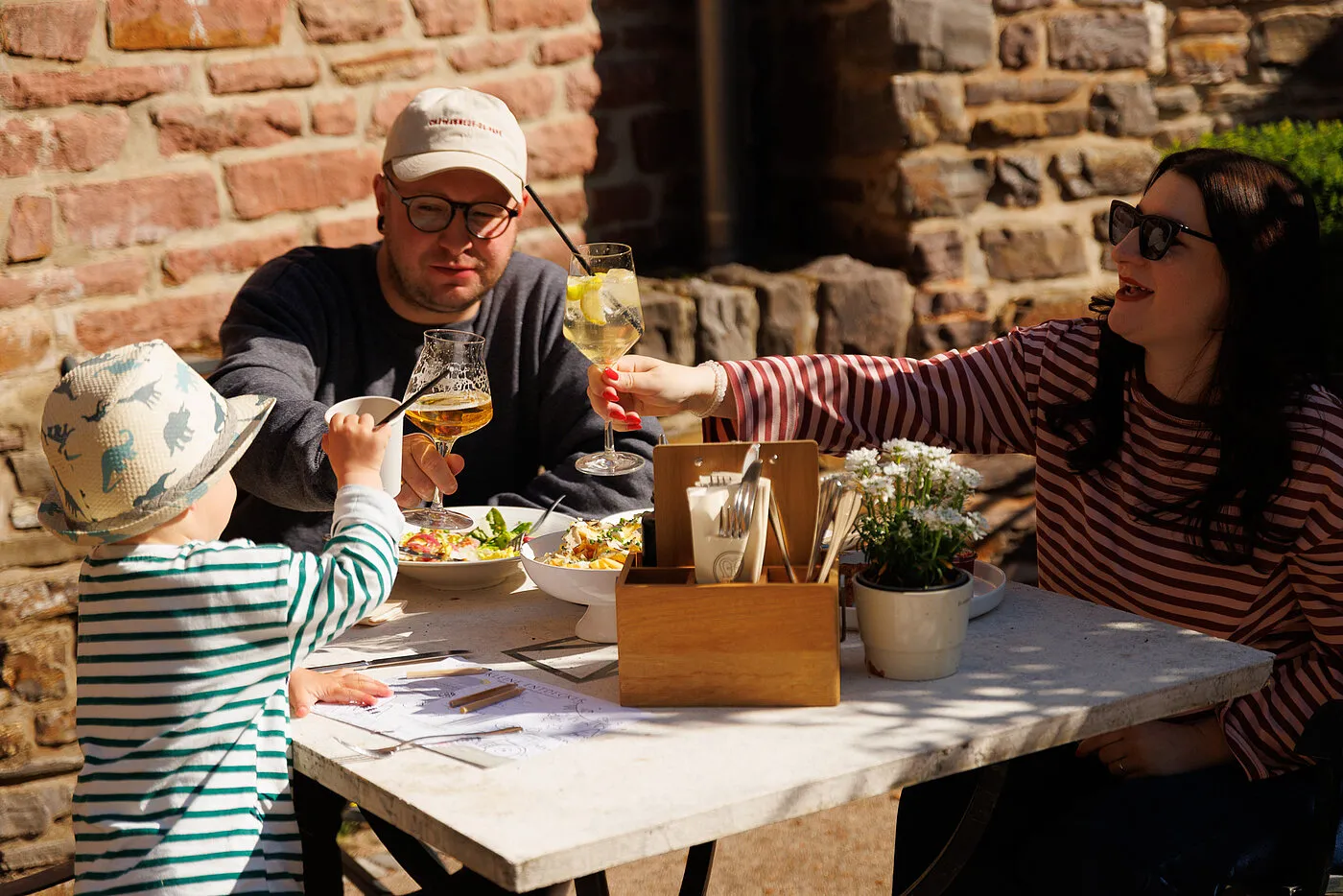 Familie beim Essen im Kreuzgarten des Marienhöh