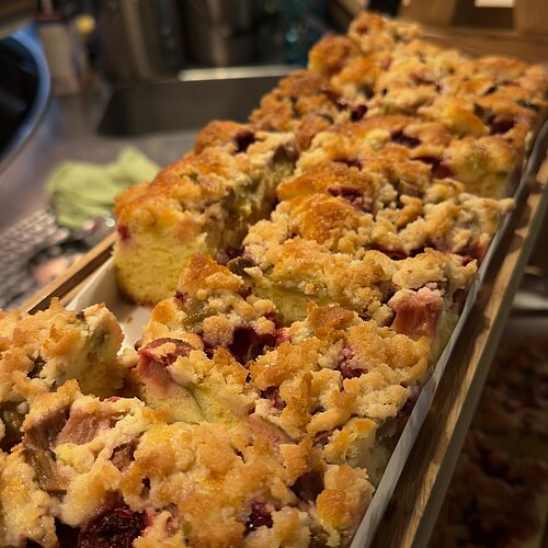 Ab 14 Uhr heißt’s bei uns: Kuchenglück inklusive.
Wir nennen’s Gastfreundschaft.
Andere nennen’s Versuchung. 

Für...