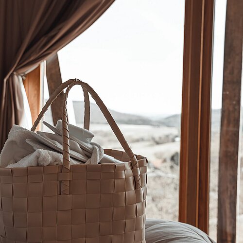 Wir spüren die Sonne wieder auf der Haut, im Gesicht und irgendwo zwischen Pool, Terrasse und einem kalten Drink.
So...