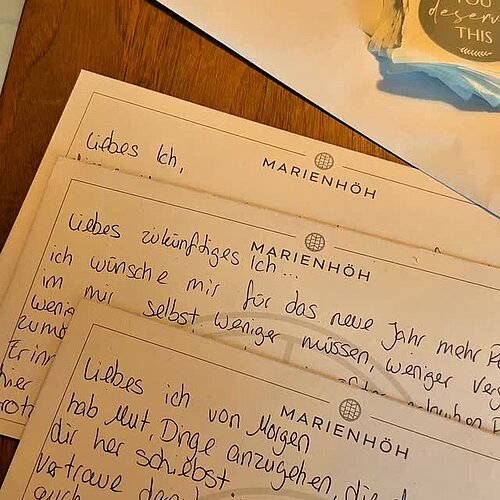 Zum Jahresende wird es bei unseren Neustart Yogaeinheiten mit Kerstin leiser, nicht nur im Raum, sondern auch im Kopf....