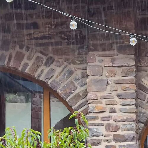 Während anderswo Konfetti durch die Luft fliegt, fliegt bei uns höchstens der Dampf aus der Sauna.
Während irgendwo...