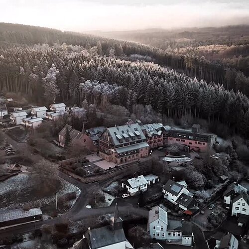 Mitten im Hunsrück, mitten im Team, mitten im Gefühl.
Ein Lied über das, was uns jeden Tag antreibt:
Menschen, Momente...