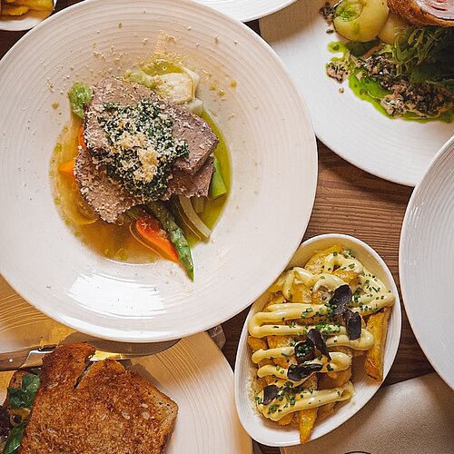 Was uns süchtig macht?
Nicht nur das Essen – sondern dieser Moment, wenn Geschmack, Atmosphäre und Ruhe zu einem...