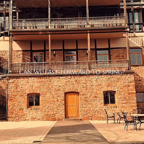 Noch ist Februar und draußen liegt dieser Hauch von Winter in der Luft, aber wir träumen schon von hellem Licht zwischen...