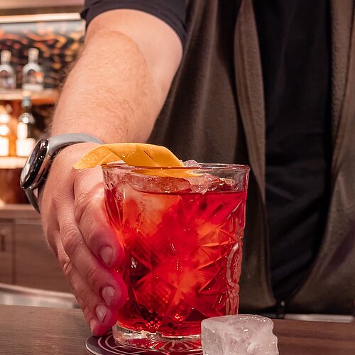 Ein guter Drink kann vieles – entschleunigen, verbinden, verzaubern.
Ob klassischer Negroni oder Lieblingsdrink des...